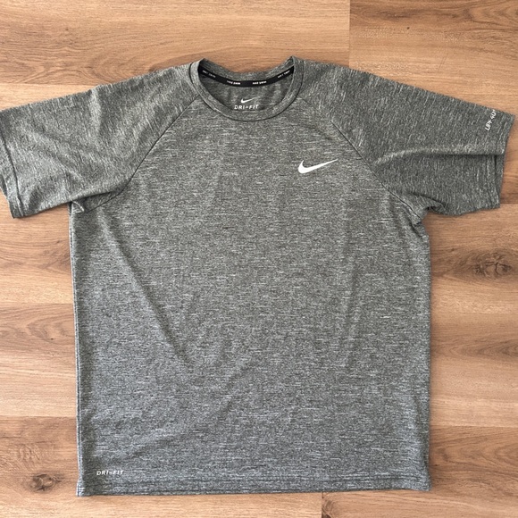 Nike Men's Heathered Short-Sleeve Hydroguard Swim Shirt- EUC - Picture 2 of 8